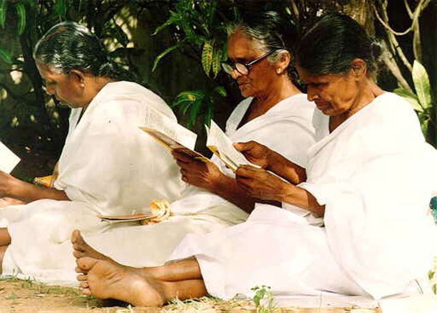 Mediterende dames in Anuradhapura